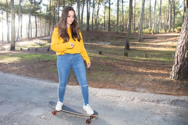 Genç Kız Genç Olun Skate Park Gemide — Stok fotoğraf