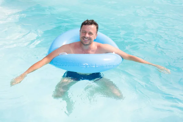 Hombre Guapo Nadando Piscina Con Boya Azul —  Fotos de Stock