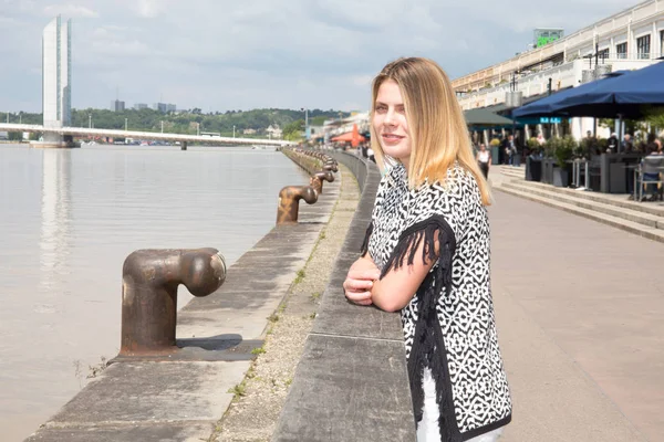 Веселая Молодая Блондинка Набережной Бордо Туристическом Отпуске Смотреть Гаронна Реки — стоковое фото