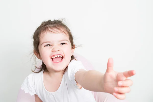 Schöne Aufgeregte Kind Mädchen Halten Die Hand Nach Oben Glücklich — Stockfoto