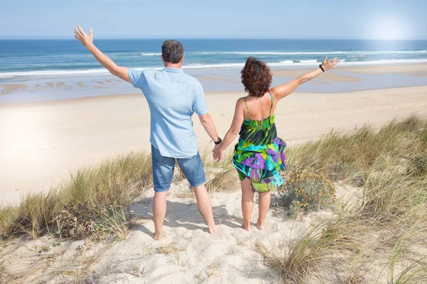 幸せなカップルに幸せのビーチで海の休暇を表示します — ストック写真