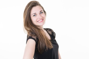 Genç kadın neşeli sevimli kız beyaz duvar arka plan üzerinde gülümseyen