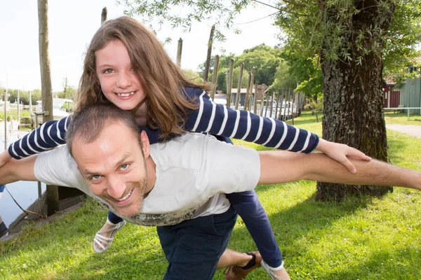 Neşeli Aile Kavramı Baba Çocuk Kızı Için Paketle Olun — Stok fotoğraf