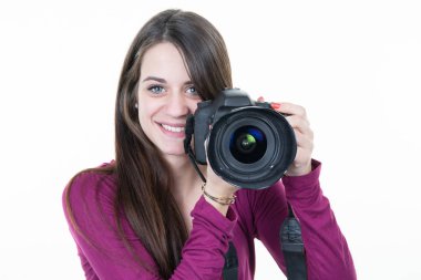 Genç kadın fotoğrafçı ile beyaz arka plan gülümseyen içinde bir Dijital Slr fotoğraf makinesi
