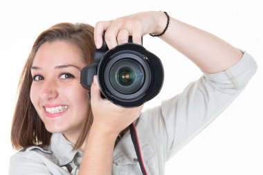 Beyaz arka planda gülümseyen kadın fotoğrafçı
