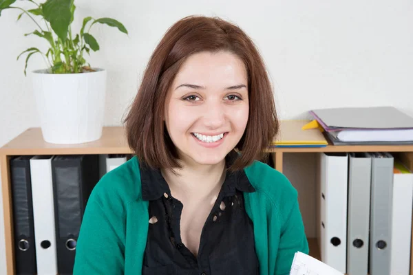 Ευτυχής Χαμογελαστοί Νεαρή Γυναίκα Γραμματέας Κάθεται Στο Χώρο Εργασίας Στο — Φωτογραφία Αρχείου