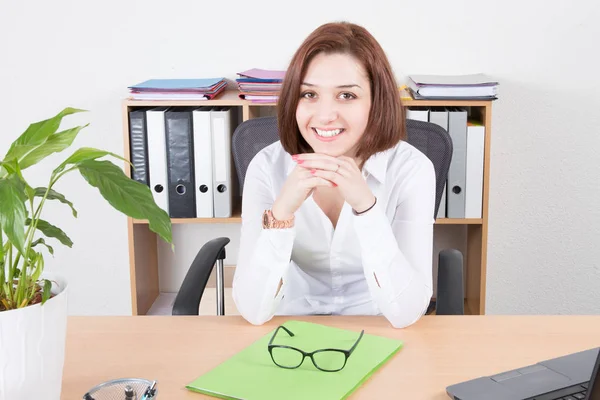 Sonriente Joven Feliz Sentada Escritorio Oficina — Foto de Stock