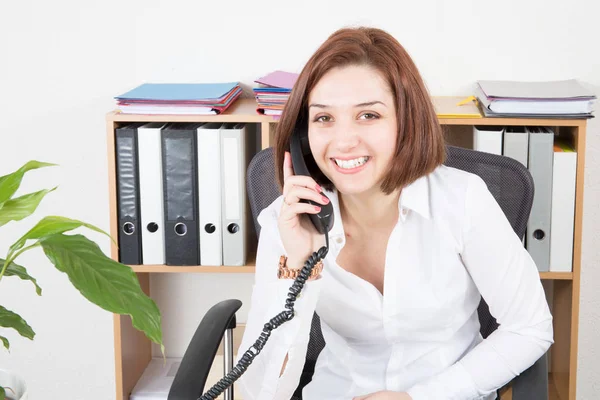 Mulher Negócios Sorridente Com Telefone Escritório Conceito Comunicação — Fotografia de Stock