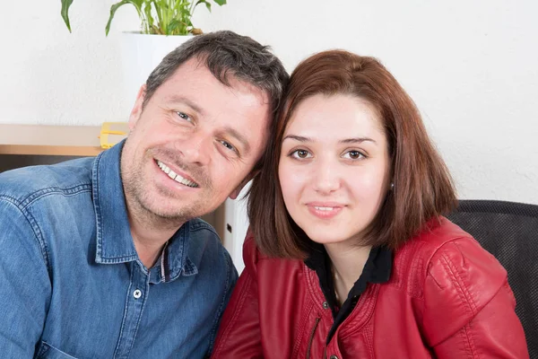 Retrato Pareja Oficina Casa Como Una Selfie Con Smartphone — Foto de Stock