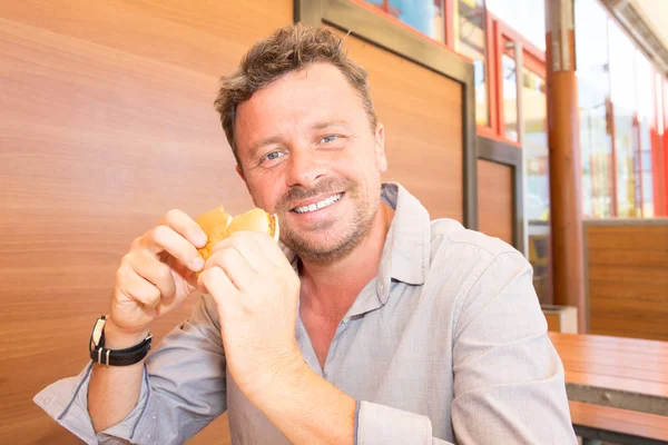 Blue Eyes Handsome Man Eating Hamburger Outdoor Fast Food Looking — Stock Photo, Image