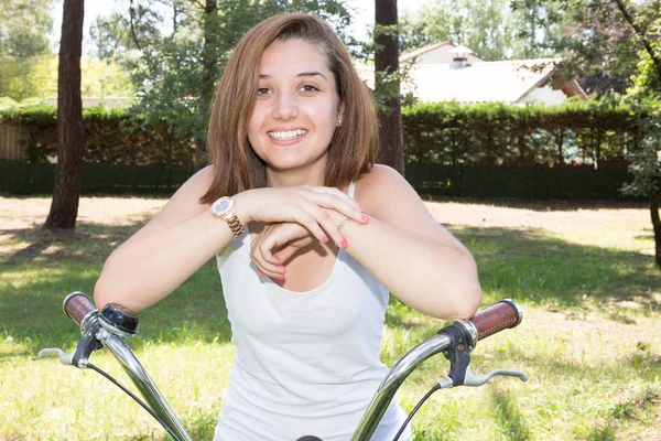 Красивый Портрет Молодой Женщины Открытом Воздухе Велосипедом Летом — стоковое фото