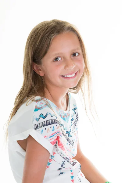 Beyaz Arka Planda Çiçek Gömlekli Sevimli Neşeli Genç Kız Portre — Stok fotoğraf