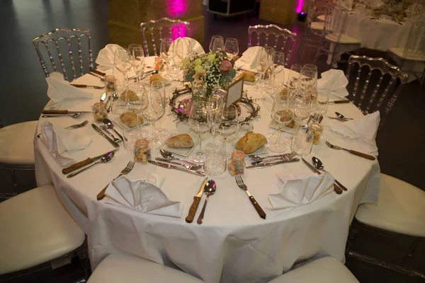 Witte Stoelen Ronde Tafel Voor Gasten Geserveerd Met Bestek Bloemen — Stockfoto