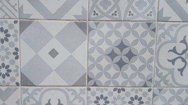 Portekizce Azulejos geometrik ve bitkisel tasarım döşer