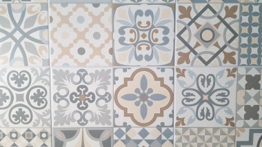 Dairesel arabesk çiçek mozaik tasarımları olan mükemmel süs döşeme deseni