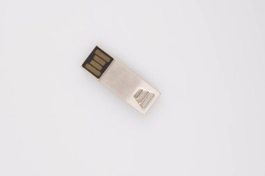 Beyaz bir arka plan üzerinde izole Usb anahtar birden parlamak götürmek sopa bellek