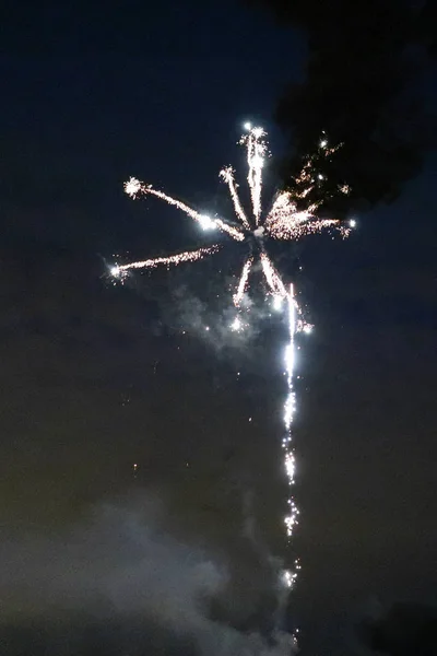 Fuegos Artificiales Navideños Durante Las Celebraciones Nocturnas Cielo Negro —  Fotos de Stock