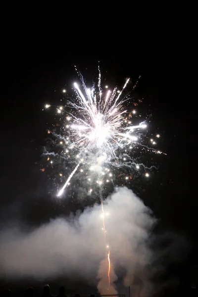 Fajerwerki Rozświetlają Niebo Obchody Nowego Roku — Zdjęcie stockowe