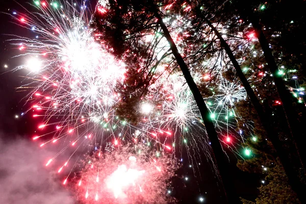 Jasne Fajerwerki Nocą Rozświetlają Niebo Obchody Nowego Roku — Zdjęcie stockowe