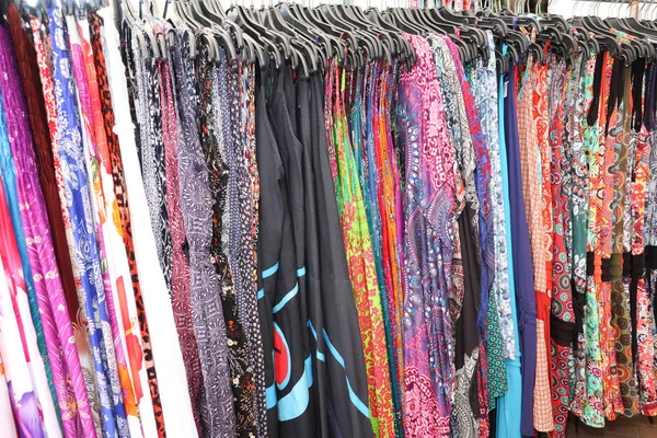 Магазине Висит Разноцветная Женская Одежда — стоковое фото