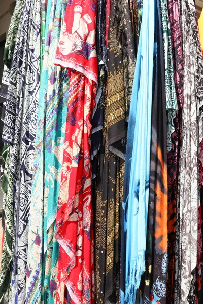 Сорочки Або Сукня Одяг Висить Магазині Одягу Торговому Центрі — стокове фото