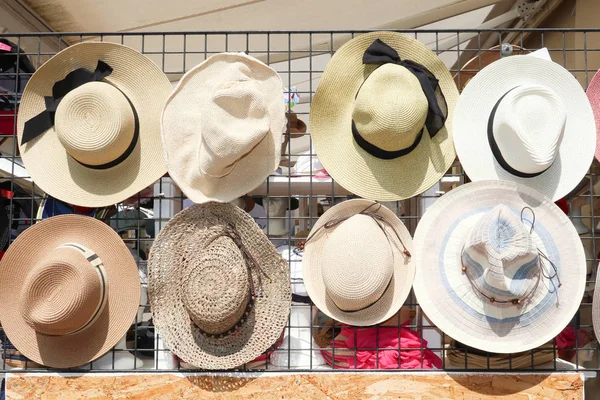 帽子和许多帽子栈在商店 — 图库照片