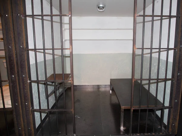 ベッドで一人刑務所刑務所セル内部 — ストック写真