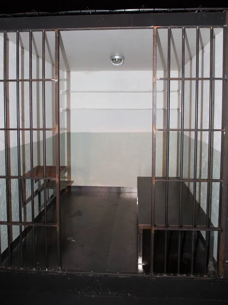 刑務所バーを通して見た古いグランジ刑務所内のセル — ストック写真