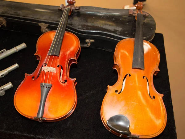Dois Violinos Espera Restauração Artesão — Fotografia de Stock