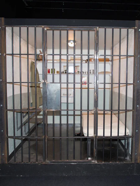 刑務所細胞溶接鉄の棒をすべて閉じた刑務所の独房 — ストック写真