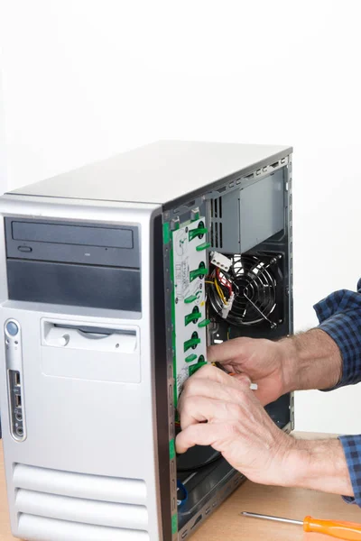 Reparador Computadores Que Examina Uma Torre Aberta — Fotografia de Stock