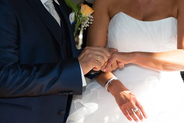 Bruiloft Bruidegom Man Vrouw Bruid Hand Zetten Verlovingsring — Stockfoto