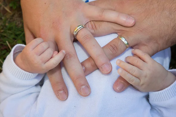 Betrokkenheid Belofte Ringen Koppel Met Baby Hand Vinger Pasgeboren Lichaam — Stockfoto
