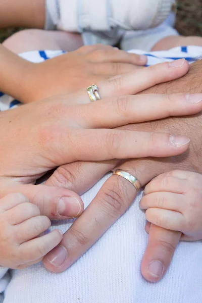 Семейные Пальцы Руки Матери Отца Новорожденного Ребенка — стоковое фото