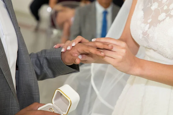 Boldog Házasság Pár Kéz Elhelyezés Karikagyűrű Menyasszony Vőlegény — Stock Fotó