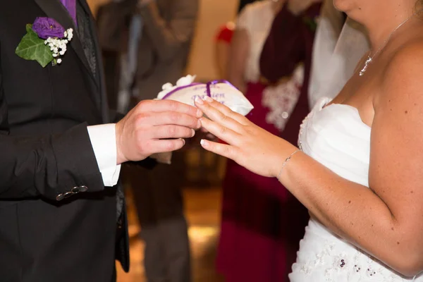 Bruidegom Draagt Ring Vinger Van Bruid Tijdens Huwelijksfeest — Stockfoto