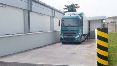 Depo fabrika dükkanında kamyon yarı römork bekleyen kaldırma