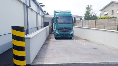 modern profesyonel ticari 18 wheeler yarı kamyon depoda yerleştirme