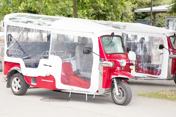 Tradiční Červené Tuk Tuk Taxi Zaparkovaných Čeká Zákazníky Klasické Retro — Stock fotografie