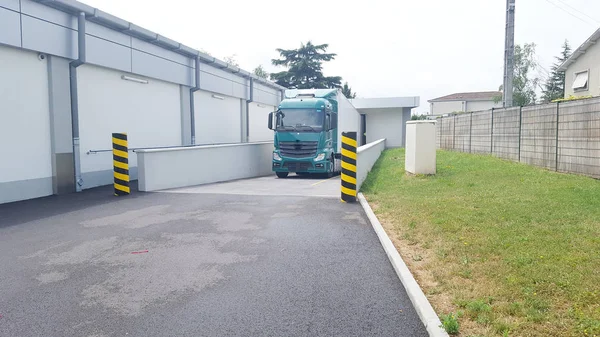 Mavi yarı kamyon ayakta dock üzerinde yükleme boşaltma ticari kargo taşıma ambarlar