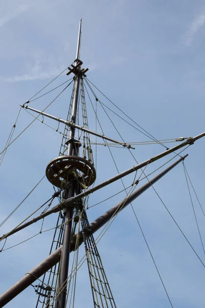 Vista Perto Mastros Cordas Navio Antigo Com Fundo Azul Céu — Fotografia de Stock