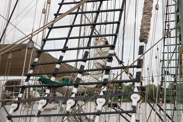 Detalle Del Mástil Del Barco Aparejo Detallado Con Velas Bloque —  Fotos de Stock