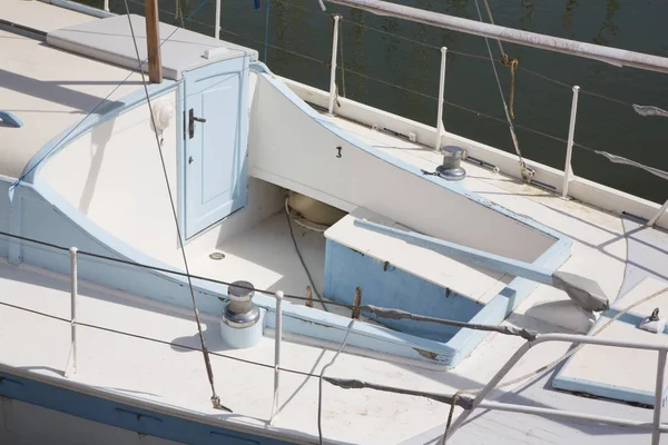 Blick Auf Das Deck Eines Weiß Blauen Segelbootes — Stockfoto