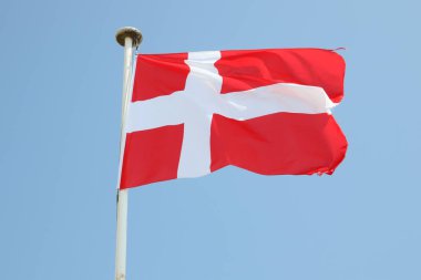 Danemark bayrak rüzgar ve mavi gökyüzünde bir mat