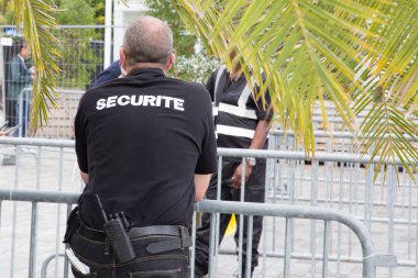 Güvenlik görevlisi geri görünüm Düriye ng olayları sokak güvenli giriş