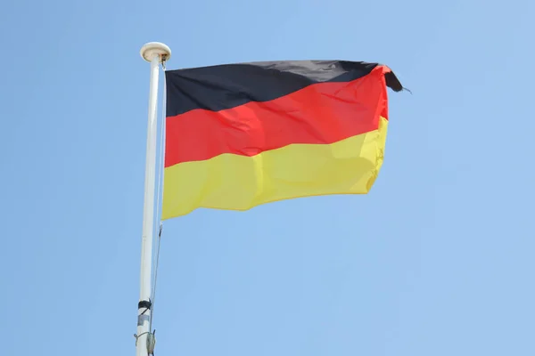 Alemania Bandera Embrague Una Alfombra Viento Cielo Azul — Foto de Stock