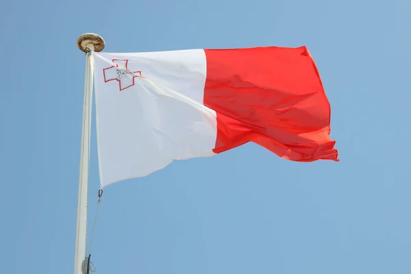 Флаг Мальты Коврике Ветру Голубом Небе — стоковое фото