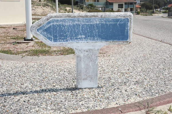 ヴィンテージ レトロな古代青い方向道路記号空白行先表示で目的地の情報 — ストック写真