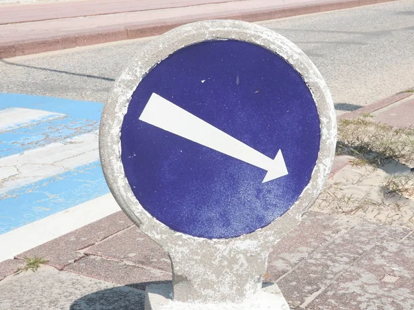 复古复古古白箭在街路上的蓝色交通标志上 — 图库照片
