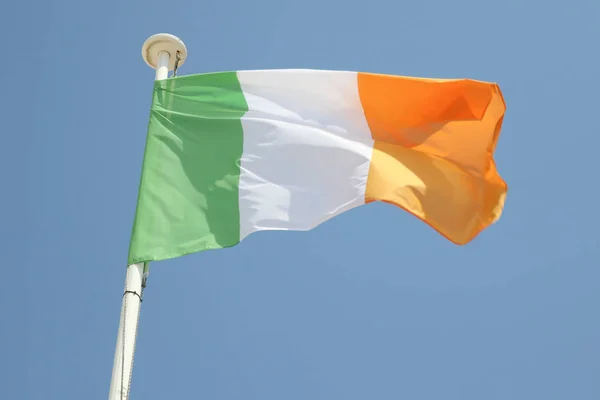 風と青空でマットの上のアイルランドの旗 — ストック写真